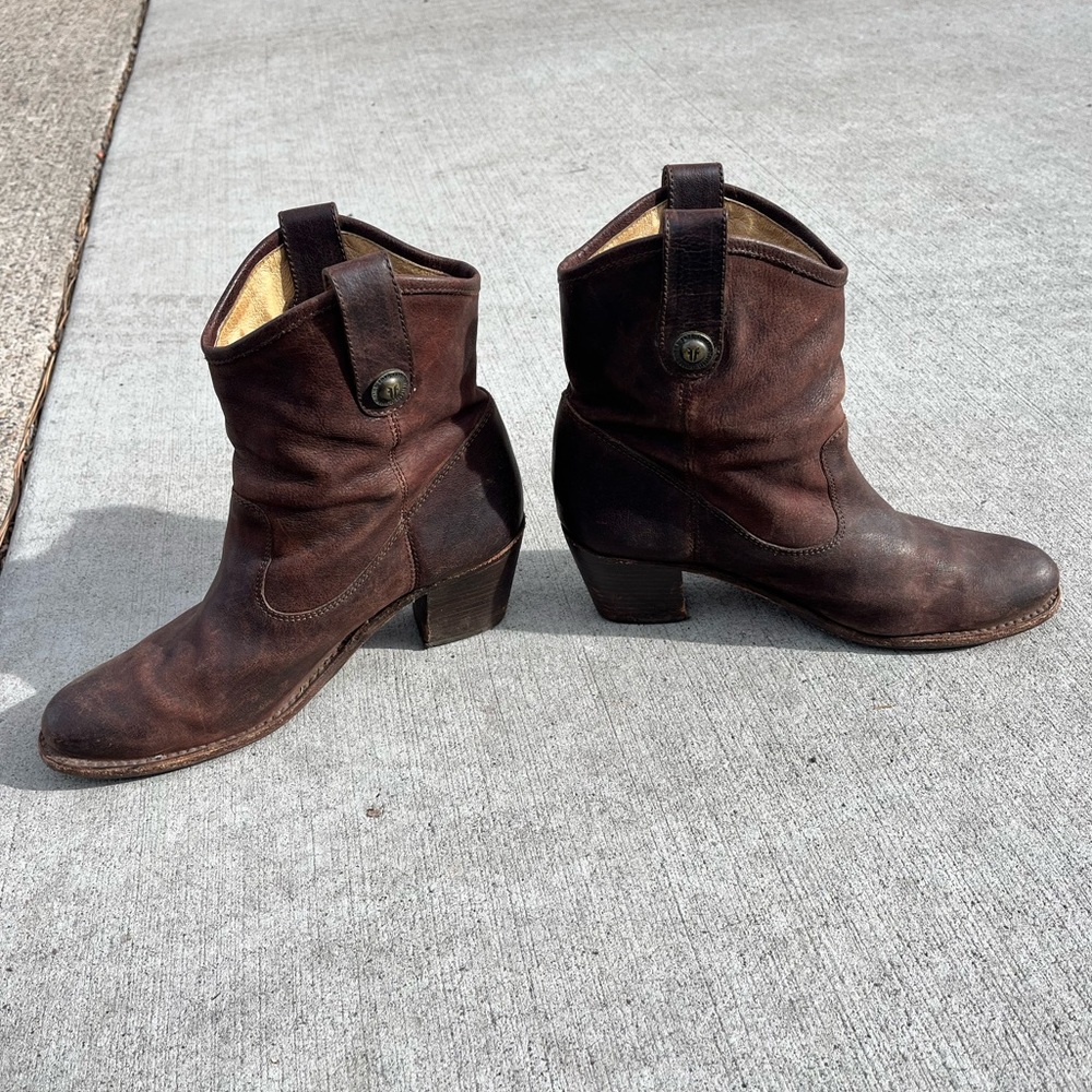Frye Vintage Women’s Cowgirl Shortie Boots. Fits Size 7.